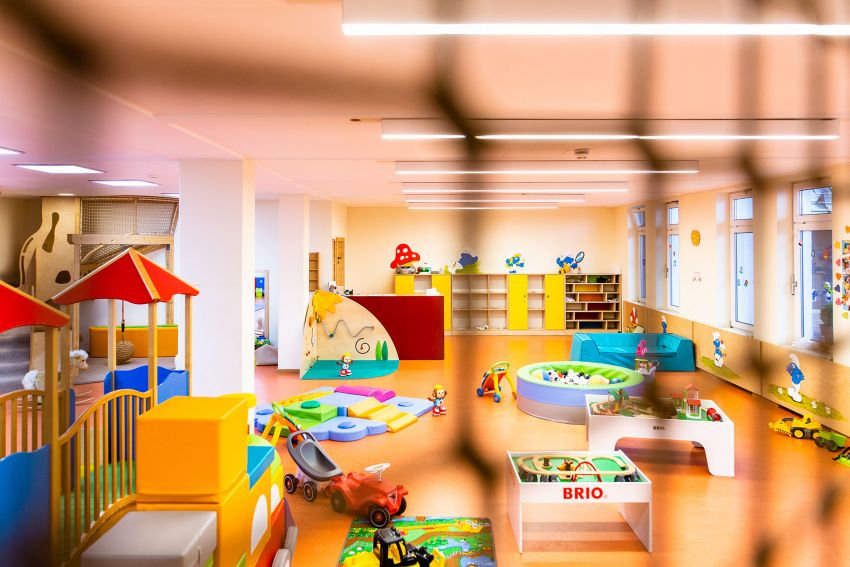 Der große und helle Indoorspielbereich mit Klettergerüsten und zahlreichen Spielsachen für Kinder.
