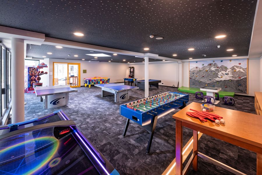 Großer Spielraum mit Kletterwand, Tischtennisplatten, Tischkicker, Billardtisch und weiteren Spielsachen. Großer Spielraum mit Kletterwand, Tischtennisplatten, Tischkicker, Billardtisch und weiteren Spielsachen.